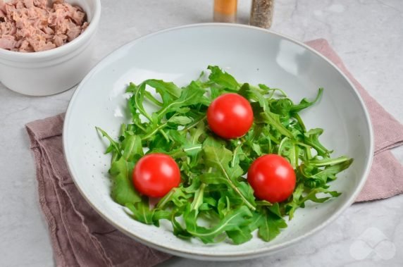 Салат с рукколой, маслинами и тунцом – фото приготовления рецепта, шаг 2