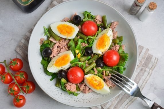Салат с рукколой, маслинами и тунцом – фото приготовления рецепта, шаг 4