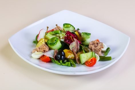 Салат с овощами, стручковой фасолью и тунцом