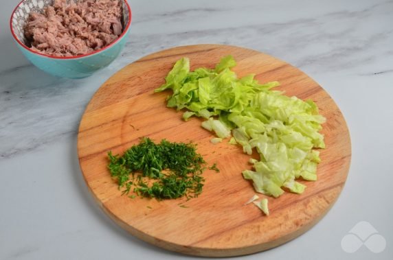 Салат с макаронами, зеленью и тунцом – фото приготовления рецепта, шаг 2