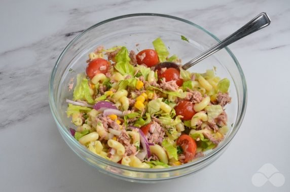 Салат с макаронами, зеленью и тунцом – фото приготовления рецепта, шаг 3