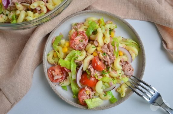 Салат с макаронами, зеленью и тунцом – фото приготовления рецепта, шаг 4