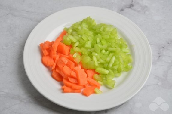 Салат со шпинатом, морковью, перцем и тунцом – фото приготовления рецепта, шаг 1