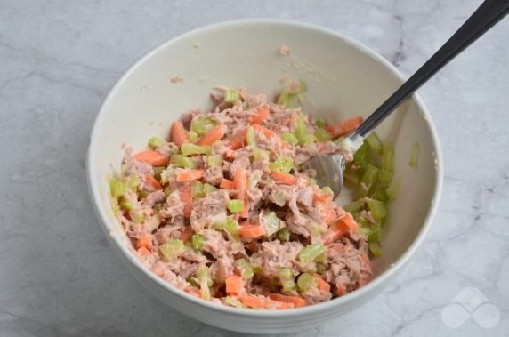 Салат со шпинатом, морковью, перцем и тунцом – фото приготовления рецепта, шаг 2