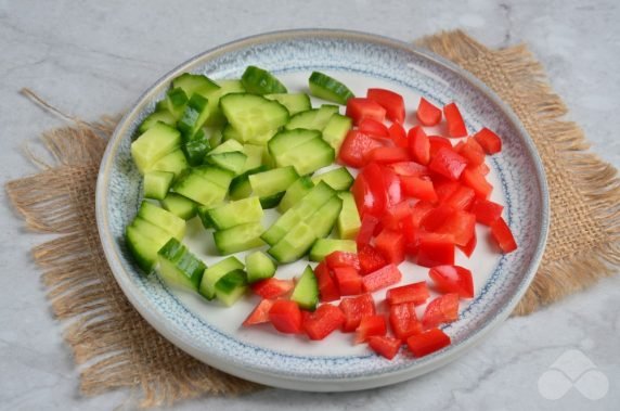 Салат с огурцом, тунцом и перцем – фото приготовления рецепта, шаг 1