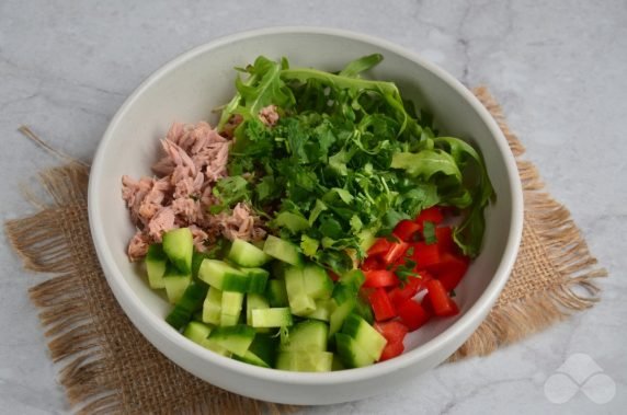 Салат с огурцом, тунцом и перцем – фото приготовления рецепта, шаг 2