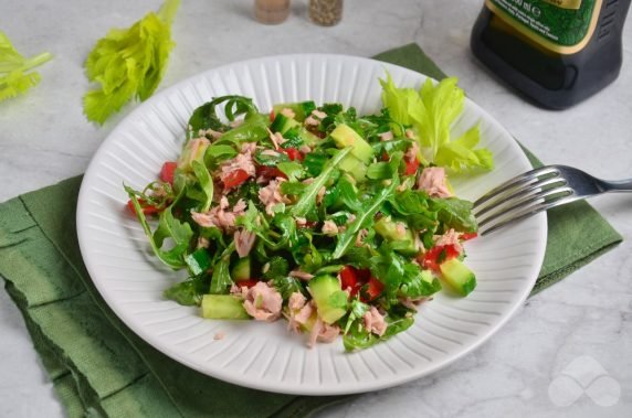 Салат с огурцом, тунцом и перцем – фото приготовления рецепта, шаг 3