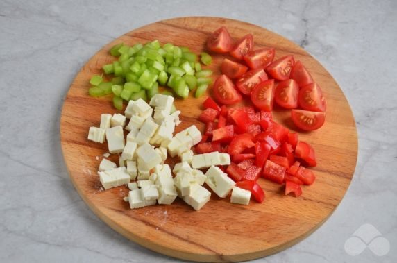 Коктейльный салат с тунцом и помидорами – фото приготовления рецепта, шаг 1