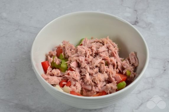 Коктейльный салат с тунцом и помидорами – фото приготовления рецепта, шаг 2
