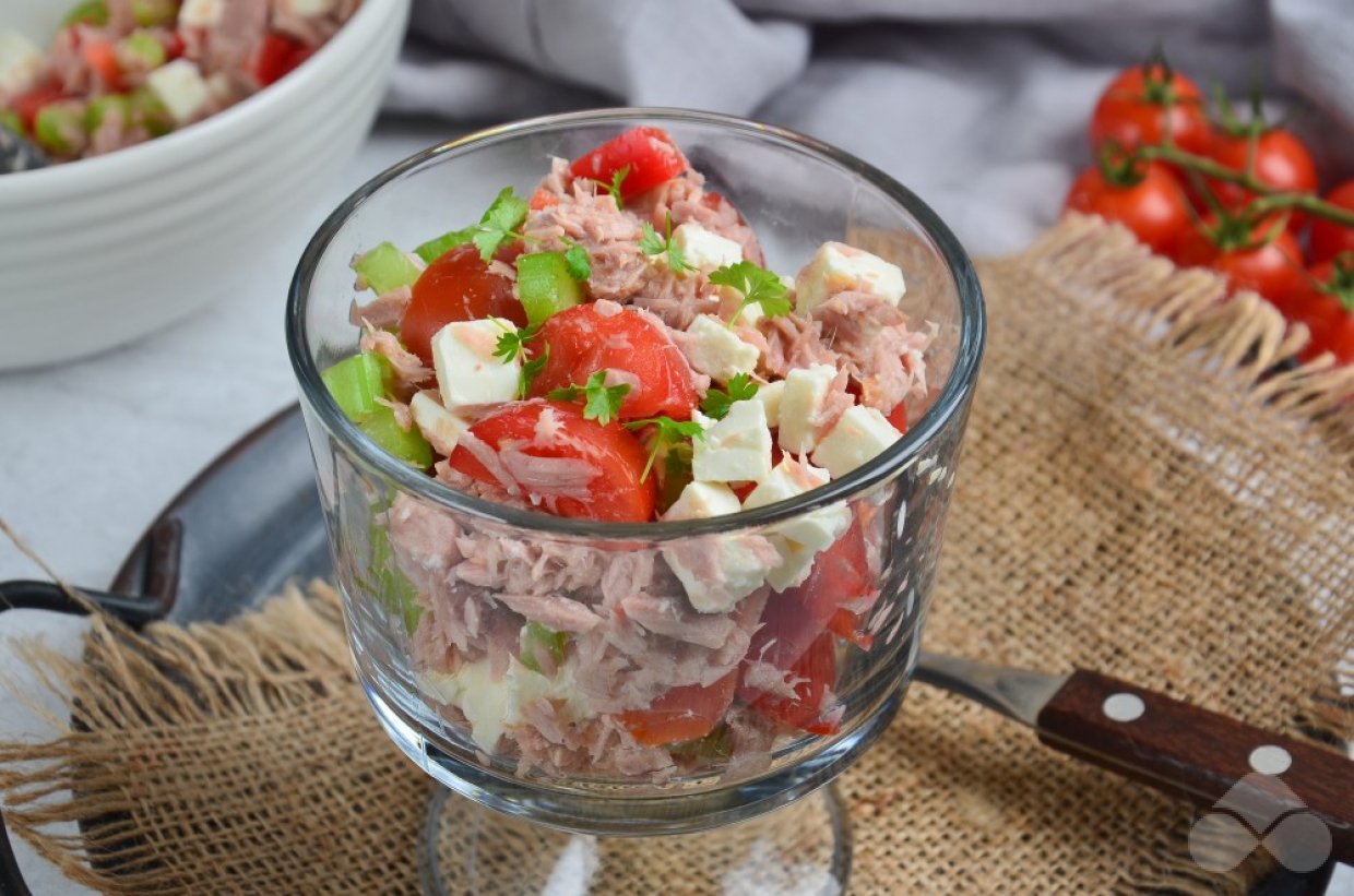 Коктейльный салат с тунцом и помидорами – фото приготовления рецепта, шаг 3 Коктейльный салат с тунцом и помидорами – фото приготовления рецепта, шаг 3
