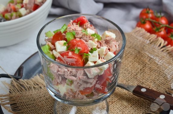 Коктейльный салат с тунцом и помидорами – фото приготовления рецепта, шаг 3