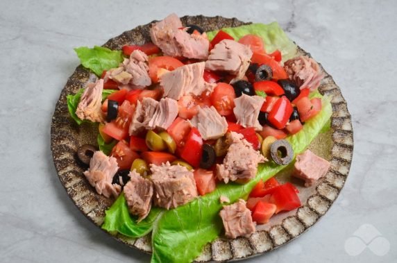 Итальянский салат с тунцом, маслинами и оливками – фото приготовления рецепта, шаг 2