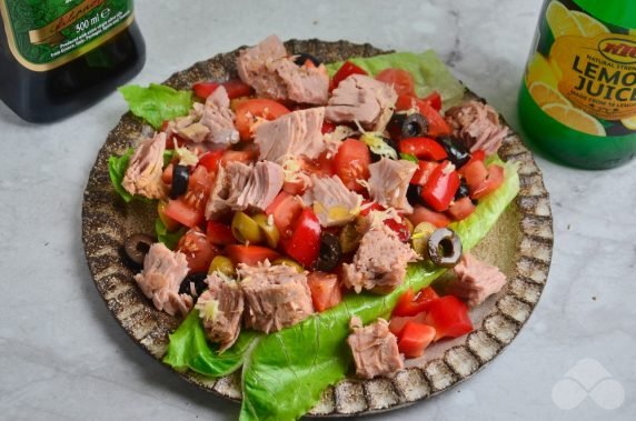 Итальянский салат с тунцом, маслинами и оливками – фото приготовления рецепта, шаг 3