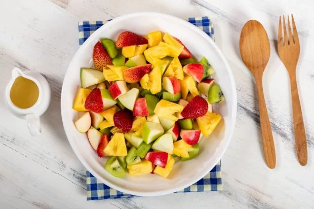12 фруктовых и ягодных салатов, которые вкуснее тортиков - Лайфхакер