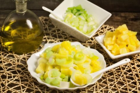 Салат из сельдерея, ананаса и лука-порея