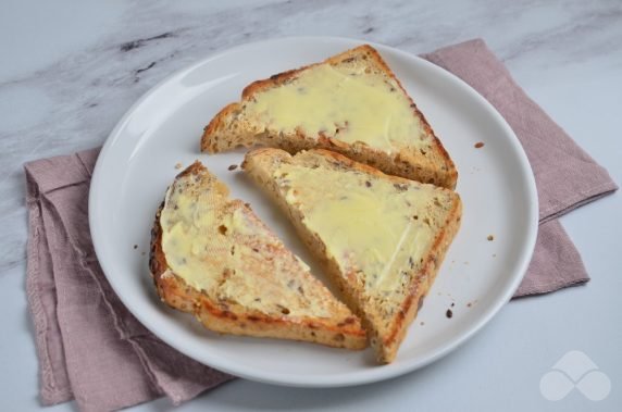 Бутерброды с красной икрой и маслом – фото приготовления рецепта, шаг 2