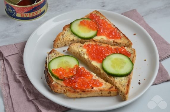 Бутерброды с красной икрой и маслом – фото приготовления рецепта, шаг 3