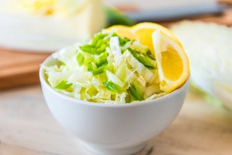 Салат с пекинской капустой, зеленым луком и лимоном