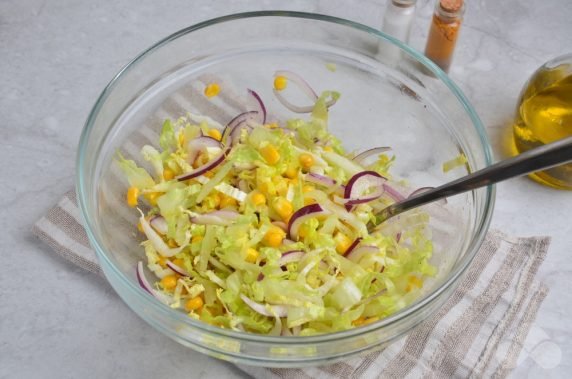 Салат с кукурузой и пекинской капустой – фото приготовления рецепта, шаг 3