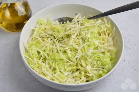 Капустный салат с зеленью – фото приготовления рецепта, шаг 2