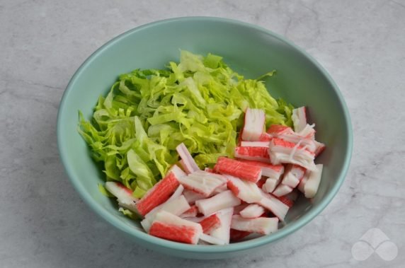 Быстрый салат с пекинской капустой и крабовыми палочками – фото приготовления рецепта, шаг 1