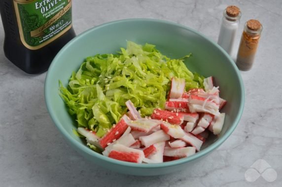 Быстрый салат с пекинской капустой и крабовыми палочками – фото приготовления рецепта, шаг 2