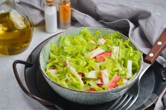 Быстрый салат с пекинской капустой и крабовыми палочками – фото приготовления рецепта, шаг 3