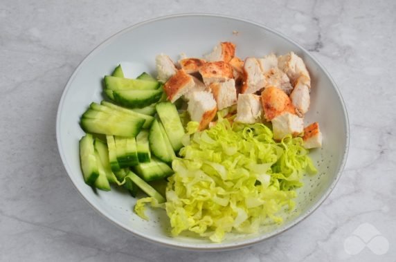 Салат с запеченной курицей и пекинской капустой – фото приготовления рецепта, шаг 2
