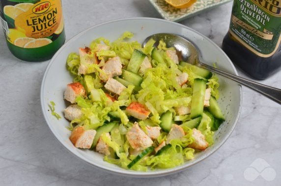 Салат с запеченной курицей и пекинской капустой – фото приготовления рецепта, шаг 3