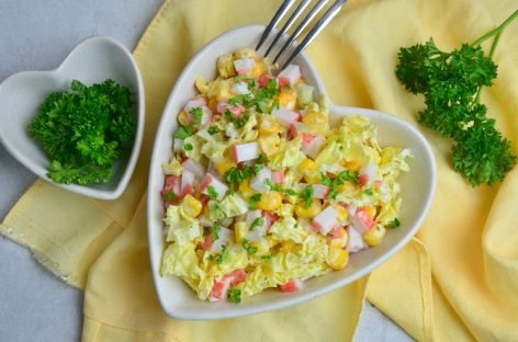 Салат с крабовыми палочками самый вкусный с капустой