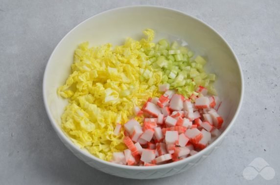 Классический салат из пекинской капусты и крабовых палочек – фото приготовления рецепта, шаг 1