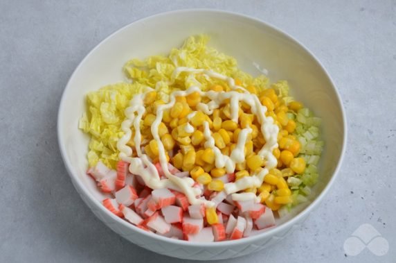 Классический салат из пекинской капусты и крабовых палочек – фото приготовления рецепта, шаг 2