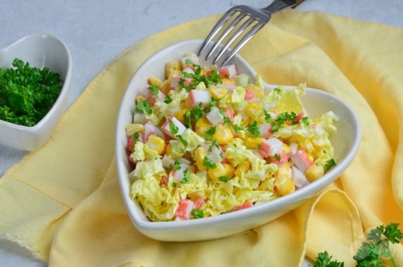 Классический салат из пекинской капусты и крабовых палочек – фото приготовления рецепта, шаг 3