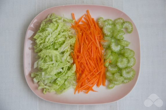 Салат из пекинской капусты с луком – фото приготовления рецепта, шаг 2