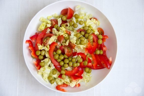 Салат с пекинской капустой и консервированным горошком – фото приготовления рецепта, шаг 2