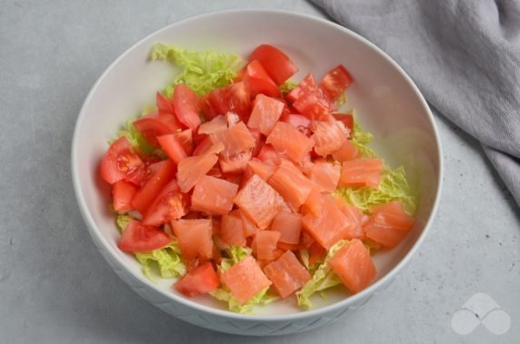 Салат с лососем, помидорами и пекинской капустой – фото приготовления рецепта, шаг 2