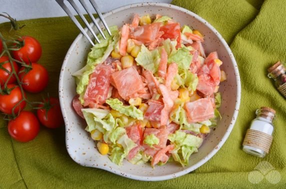 Салат с лососем, помидорами и пекинской капустой – фото приготовления рецепта, шаг 3