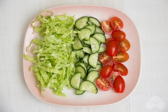Простой салат с креветками и пекинской капустой – фото приготовления рецепта, шаг 2