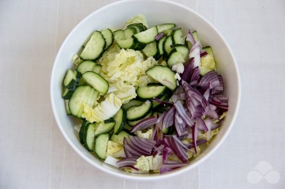 Салат из пекинской капусты с огурцами – фото приготовления рецепта, шаг 1