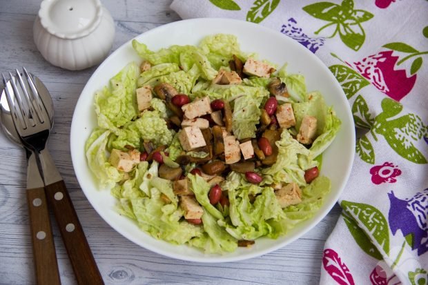 Салат с тофу, грибами и пекинской капустой
