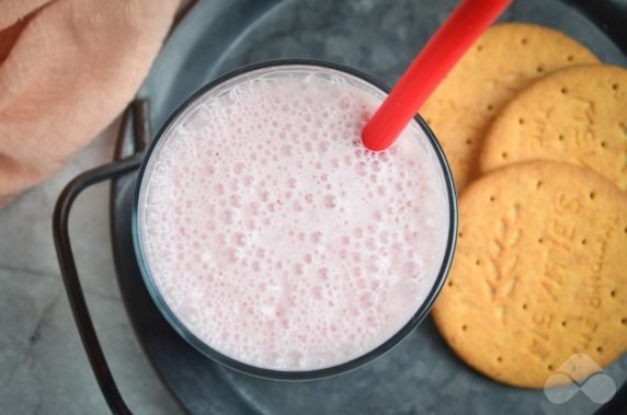 Молочный коктейль с клубникой – фото приготовления рецепта, шаг 4