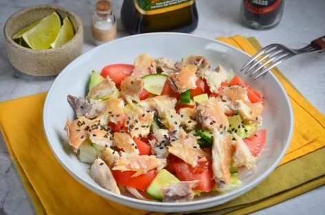 Салат с копченой скумбрией и овощами