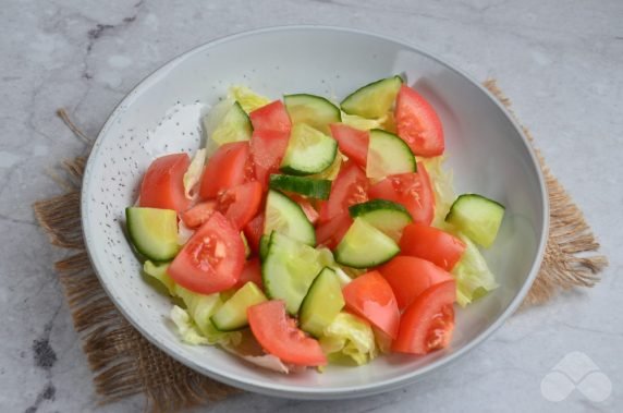 Салат с копченой скумбрией и овощами – фото приготовления рецепта, шаг 2