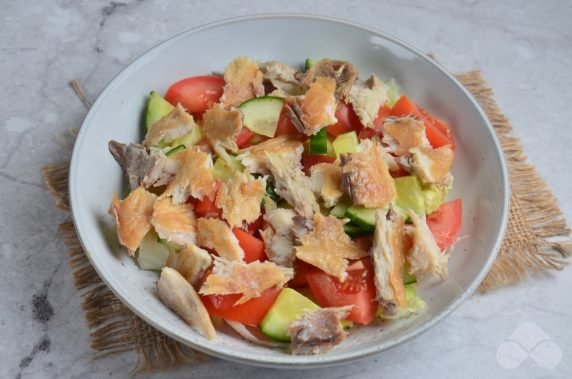 Салат с копченой скумбрией и овощами – фото приготовления рецепта, шаг 3