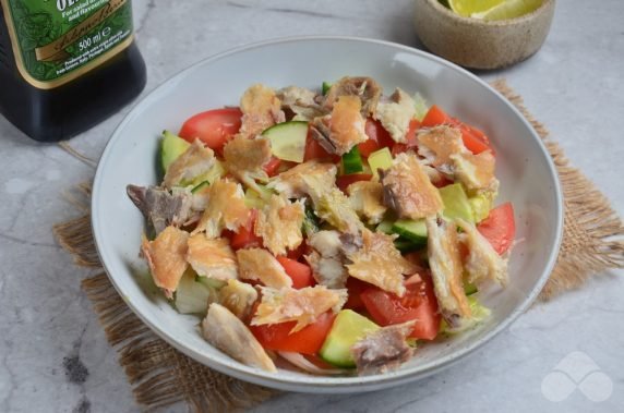 Салат с копченой скумбрией и овощами – фото приготовления рецепта, шаг 4