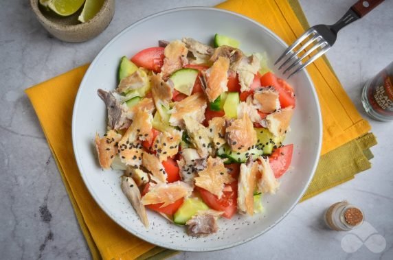 Салат с копченой скумбрией и овощами – фото приготовления рецепта, шаг 5
