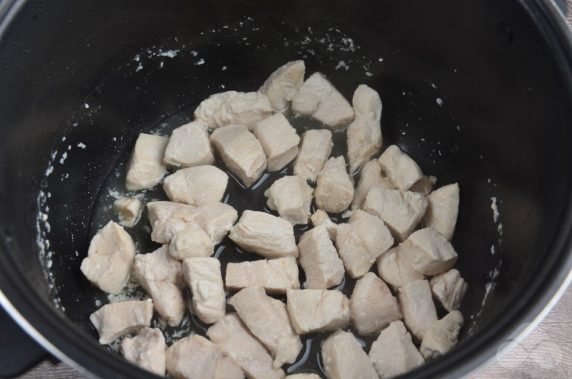 Ячневая каша с курицей в мультиварке – фото приготовления рецепта, шаг 2