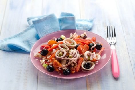 Овощной салат с кальмарами, осьминогами и маслинами