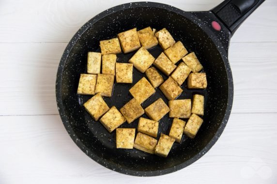 Салат с жареным тофу и овощами – фото приготовления рецепта, шаг 1
