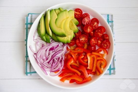 Салат с жареным тофу и овощами – фото приготовления рецепта, шаг 2